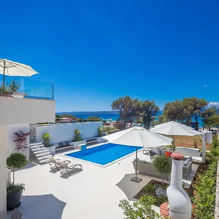 Holiday home Mit Privatpool Fuer 12 Personen Ca 254 Qm In Punat, Kvarner Bucht Krk *