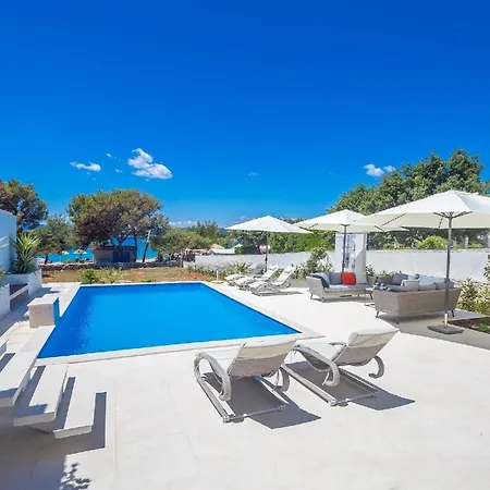 Mit Privatpool Fuer 12 Personen Ca 254 Qm In Punat, Kvarner Bucht Krk *