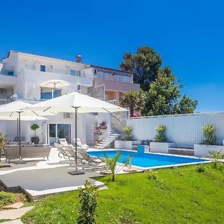 Holiday home Mit Privatpool Fuer 12 Personen Ca 254 Qm In Punat, Kvarner Bucht Krk
